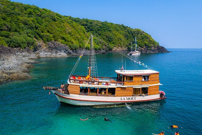 - Comfortable boat for cruising in Phang Nga Bay - The "Must-Do"! - Boat Comfort in Practice: Pillows, Lounging, and a Guide Who Keeps It Light